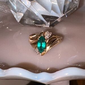 Elegant 10k Gold and Green Gemstone Ring